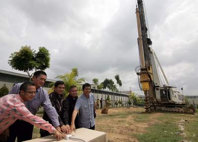 TEKAN SIRINE - Dua Pimpinan Citra Buana Grup (kiri) menekan tombol sirine bersama pemegang saham Hotel Four Point by Sheraton, Jon Erizal (tengah) dan Asman Abnur (kanan), Senin (27/2) tanda dimulainya pembangunan hotel bintang empat tersebut. TUNDRA/HALUAN KEPRI